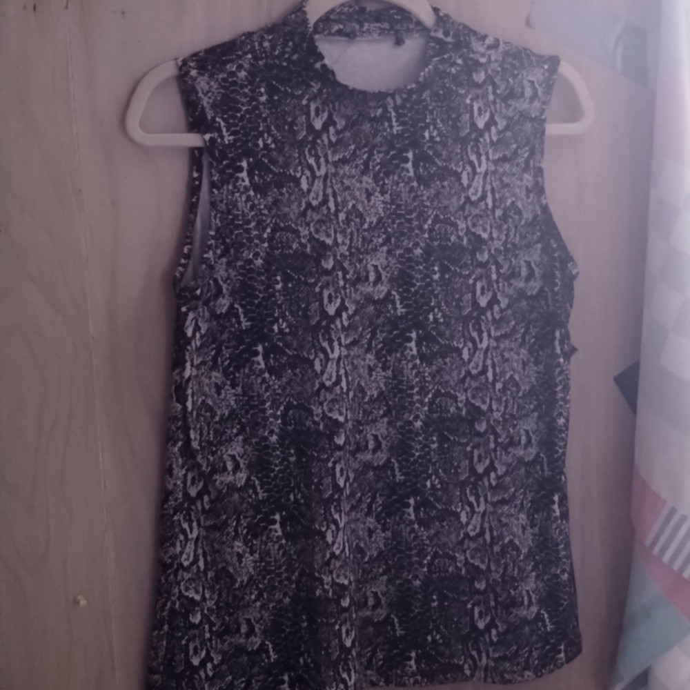 Woman's silky black and white top XS